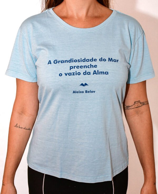 Camiseta - A Grandiosidade do Mar Preenche o Vazio da Alma Fem - Image 3