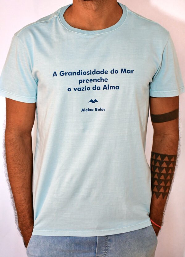 Camiseta - A Grandiosidade do Mar Preenche o Vazio da Alma Masc - Image 2