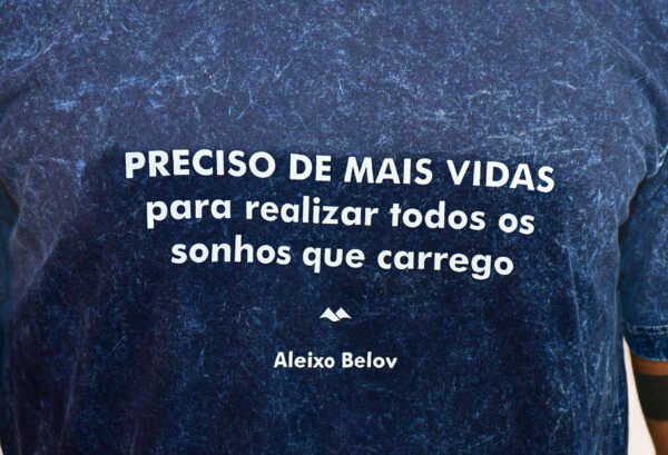 Camiseta - Preciso de Mais Vidas para Realizar Todos os Sonhos que Carrego Azul Marinho