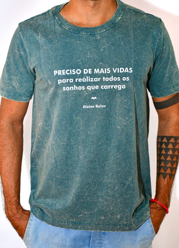 Camiseta - Preciso de Mais Vidas para Realizar Todos os Sonhos que Carrego Verde Escuro - Image 2